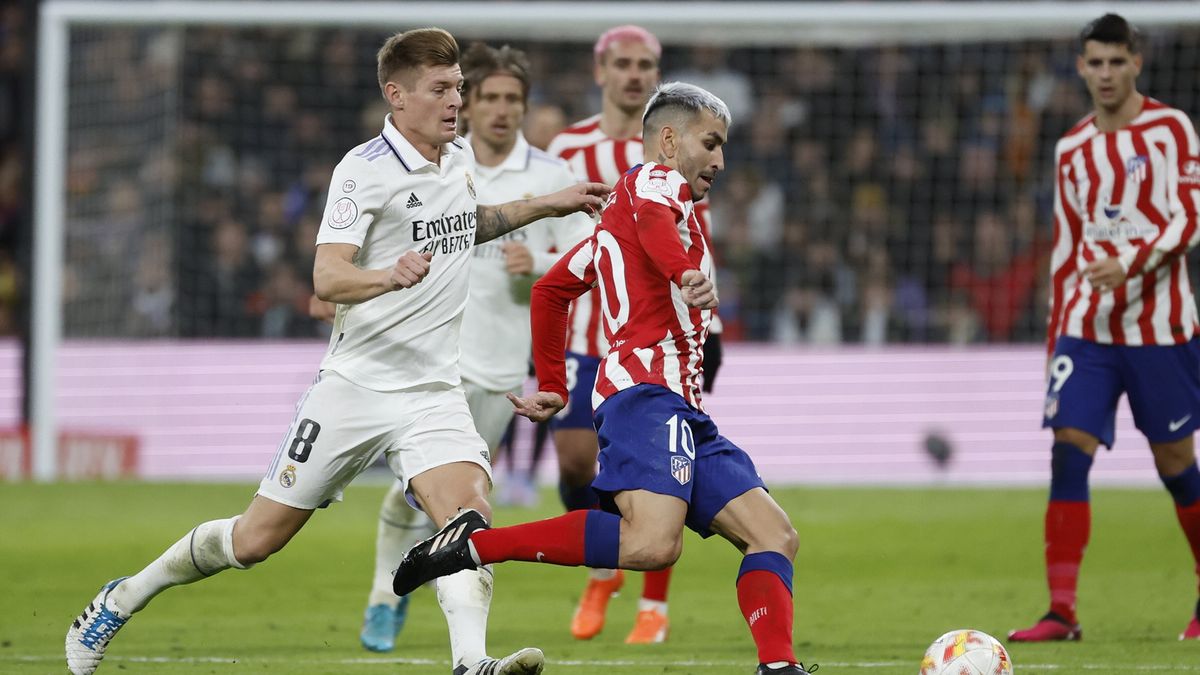 Toni Kroos (z lewej) i Angel Correa