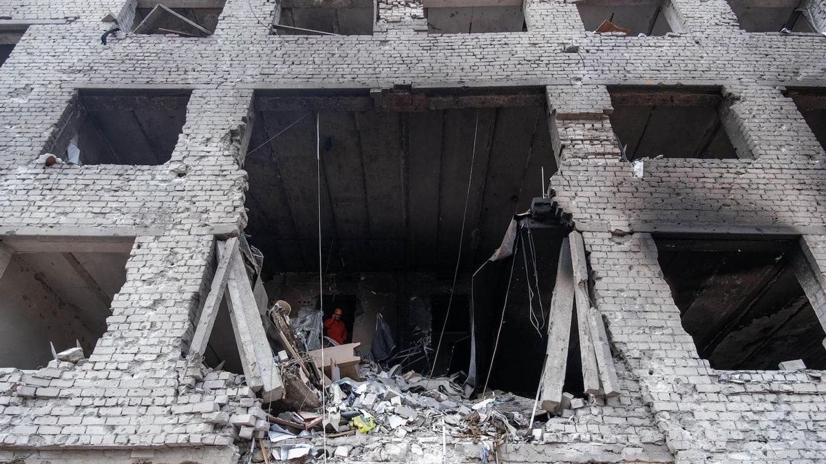 Zniszczony budynek w Ukrainie w wyniku rosyjskiego ostrzału