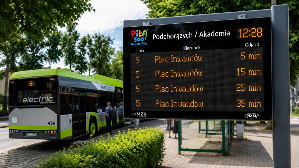 Elektroniczna tablica na przystanku autobusowym w Pile