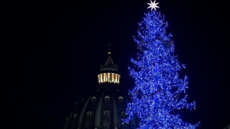 Szopka z Kampanii i świerk z Alp rozświetlą Plac św. Piotra