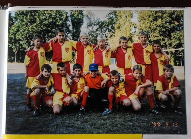 Młoda drużyna Varsovii. Robert Lewandowski w dolnym rzędzie, trzeci od lewej (fot. PAP/Marcin Obara).