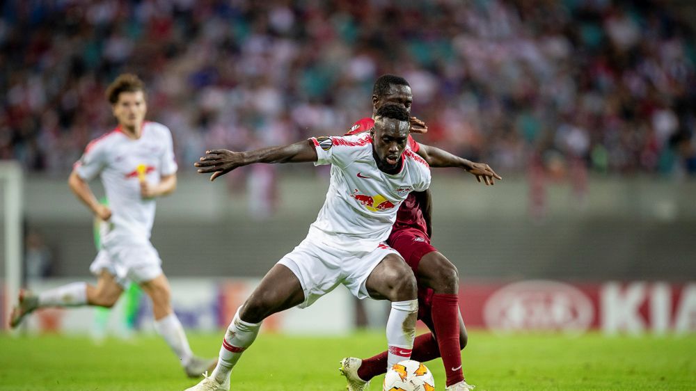 Newspix / EXPA / Na zdjęciu: Jean-Kevin Augustin w meczu z Red Bullem Salzburg w Lidze Europy