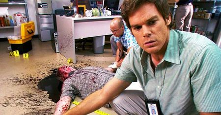 "Dexter" promuje się memami