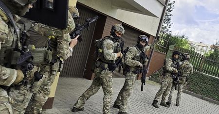 Kontrterroryści weszli do mieszkania. Znaleźli amfetaminę i marihuanę