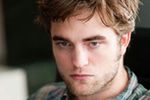 Robert Pattinson musi pomóc Guyowi Pearce'owi