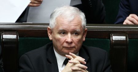 Nie jeden sondaż, a pięć. W każdym traci PiS