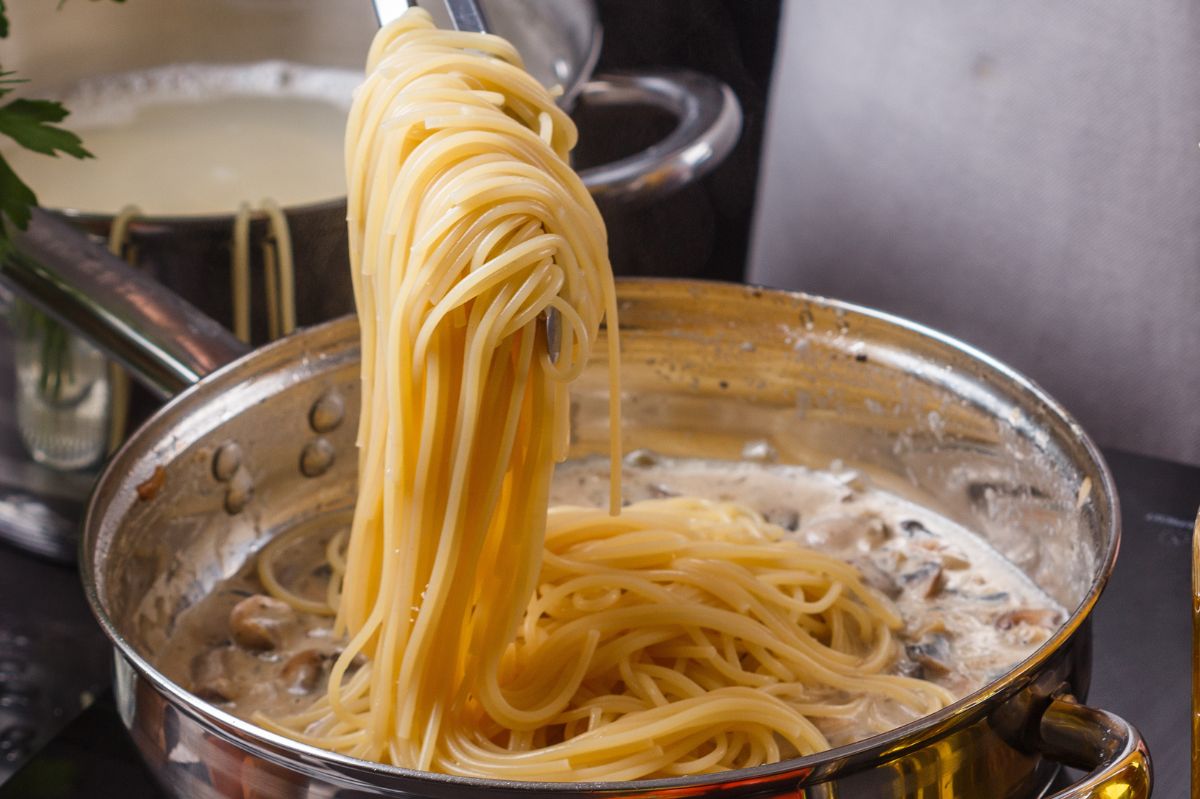 Prosty trik najlepszych kucharzy. Makaron już nigdy nie będzie się sklejał