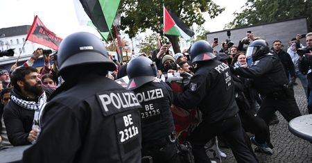 "Niebezpieczne dla osób homoseksualnych i Żydów". W Niemczech wrze