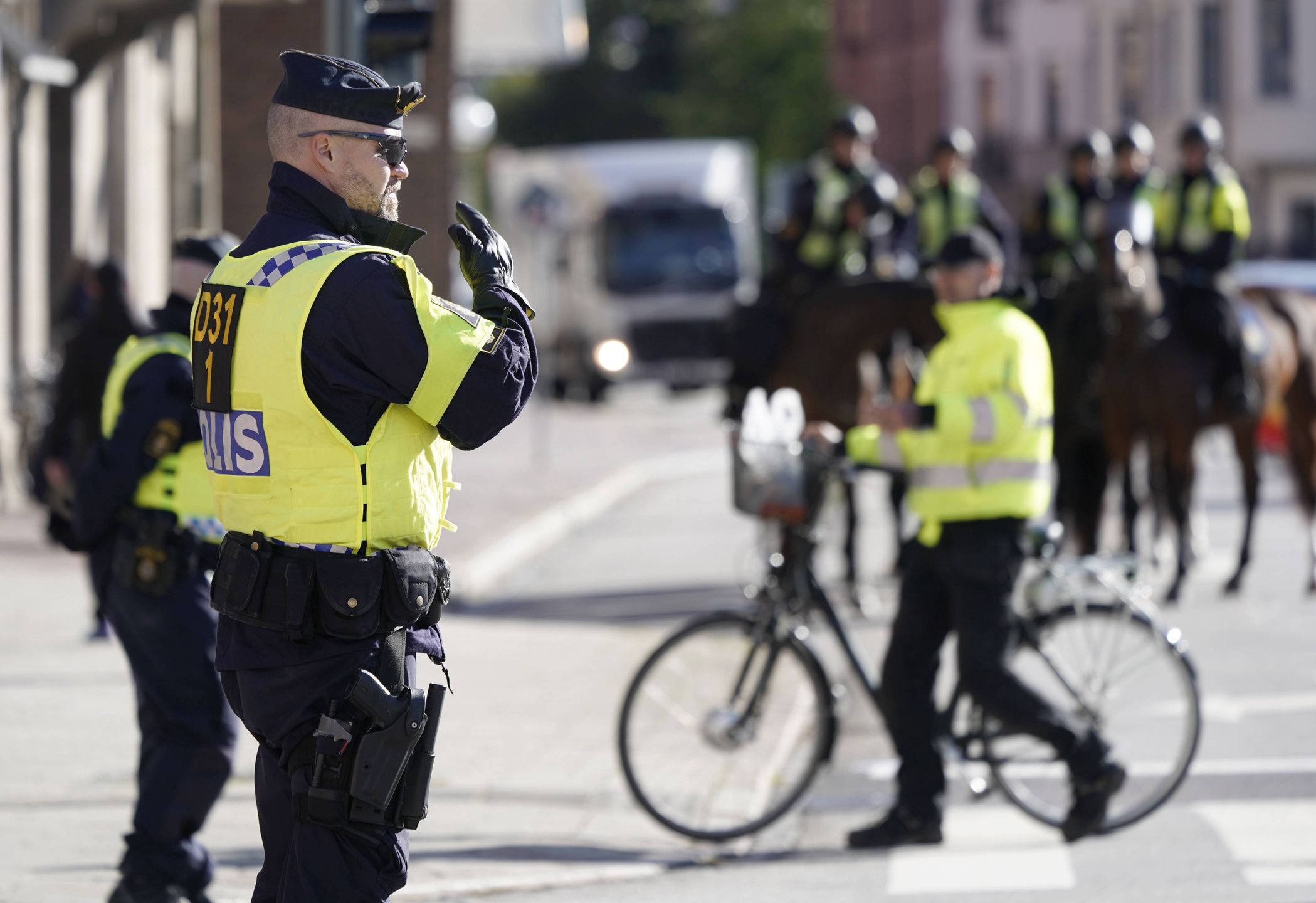 Malmo International Forum on Holocaust Remembrance and Combating Antisemitism
epa09520013 Police secure the perimeters outside the Malmo Synagogoue before a visit by Swedish Prime Minister ofven on the eve of the Malmo International Forum on Holocaust Remembrance and Combating Antisemitism, in Malmo, Sweden, 12 October 2021. The forum will take place at Malmomassan (The Malmo Fair) to "jointly take concrete steps forward in the work on Holocaust remembrance and the fight against antisemitism," its website reads.  EPA/Johan Nilsson  SWEDEN OUT SWEDEN OUT 
Dostawca: PAP/EPA.
Johan Nilsson