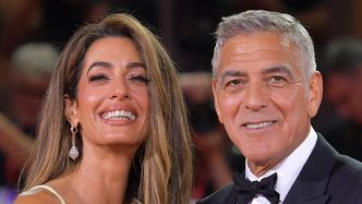 Amal Clooney wprowadziła w domu ZAKAZ. "Mam koszyk, którego używam, aby zabierać wszystkim telefony"
