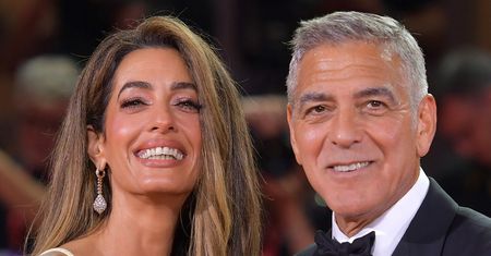 Amal Clooney wprowadziła w domu ZAKAZ. "Mam koszyk, którego używam, aby zabierać wszystkim telefony"