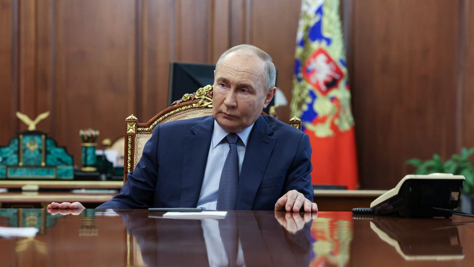 Russian President Vladimir Putin meets with Minister of Emergency Situations of Russia Alexander Kurenkov and Minister of Natural Resources and Ecology Alexander Kozlov in Moscow, Russia, 18 May 2024. EPA/ALEXANDER KAZAKOV / SPUTNIK / KREMLIN POOL MANDATORY CREDIT Dostawca: PAP/EPA.