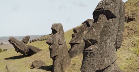 Ta statua nagle się pojawiła. Jeden szczegół nie pasuje