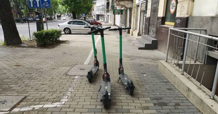 W Lublinie trwa hulajnogowa samowolka. Użytkownicy i operatorzy parkują, gdzie tylko chcą