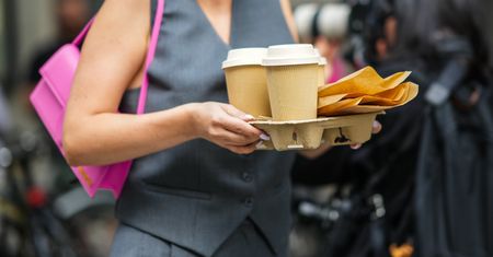 Papierowe kubki nie takie eko? Naukowcy: mogą wcale nie pomagać środowisku