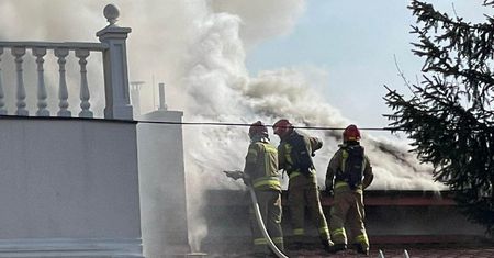 Strażacy walczą z pożarem sali bankietowej w Markach pod Warszawą