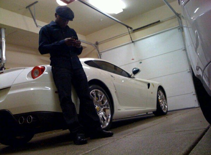 Floyd Mayweather ma w swoim garażu Lamborghini Aventadora, więc nie mogło też zabraknąć wozów z konkurencyjnej włoskiej stajni. Jest ich niemało, bo aż cztery jego, oraz przynajmniej jedno 458 należące do partnerki boksera. Oprócz ultraegzotycznego Enzo, które wymienione było już wcześniej, w zasobach Mayweathera jest 599 GTB Fiorano. To gran turismo napędzane jest wolnossącym 6-litrowym silnikiem V12, który generuje 620 KM i 608 Nm.