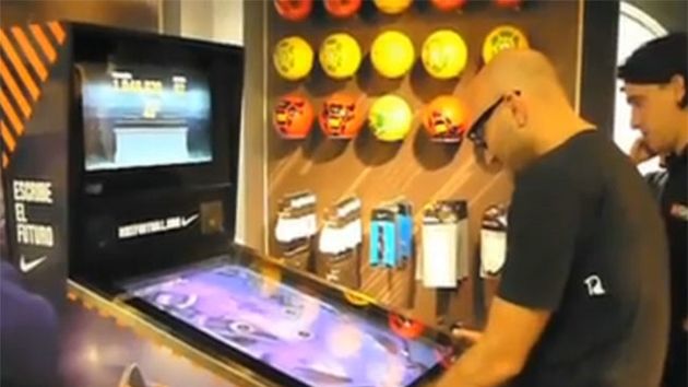 Pinball z ogromnego ekranu LCD od Nike [wideo] 1