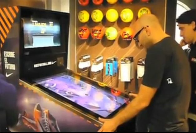 Pinball z ogromnego ekranu LCD od Nike [wideo]
