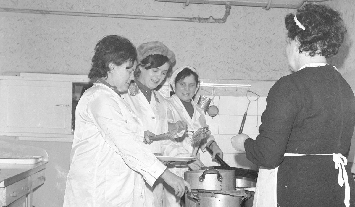 Kobiety podczas pracy w kuchni, 1974 r. - Pyszności; Fot. NAC