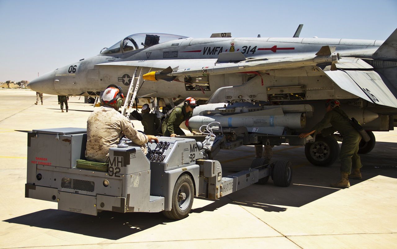 Uzbrajanie F/A-18C w pocisk powietrze-ziemia AGM-65 Maverick