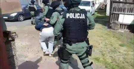100 policjantów zatrzymało 8 przestępców – VIDEO