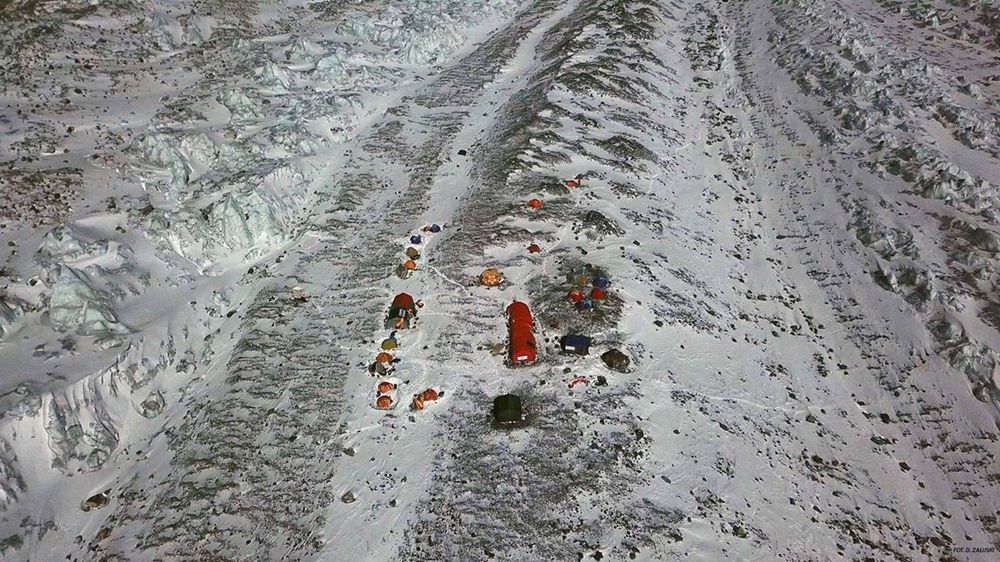 Zdjęcie okładkowe artykułu: Facebook / Polski Himalaizm Zimowy 2016-2020 im. Artura Hajzera / Na zdjęciu: baza Polaków pod K2