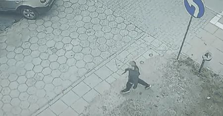 Chciał ściągnąć spodnie 11-latce. Mieszkańcy ujęli pedofila