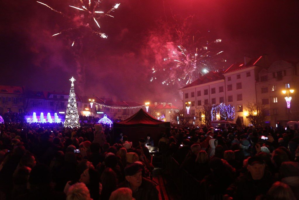 Tak się bawił Ostrowiec. Fotogaleria z imprezy Sylwestrowej 2017/2018 na ostrowieckim rynku
