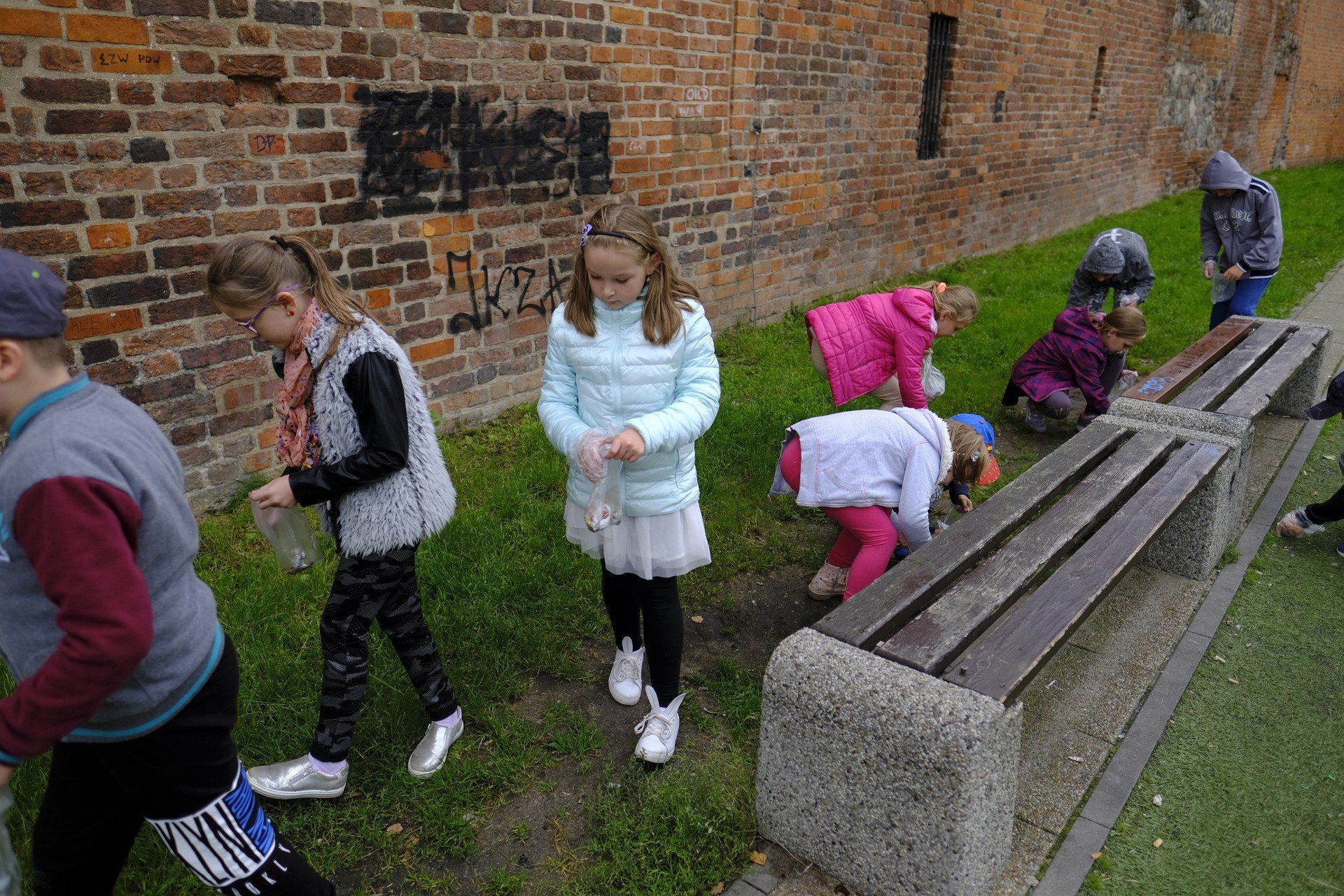 15.09.2017 TORUN AKCJA SPRZATANIE SWIATA SPRZATAJA DZIECI ZE SZKOLY PODSTAWOWEN NUMER 1 POD OPIEKA NAUCZYCIEL ANITY NOWAKSP1 SPRZATANIE SWIATA SZKOLA DZIECI SPRZATANIE PODSTAWOWA FOT. GRZEGORZ OLKOWSKI / POLSKA PRESS