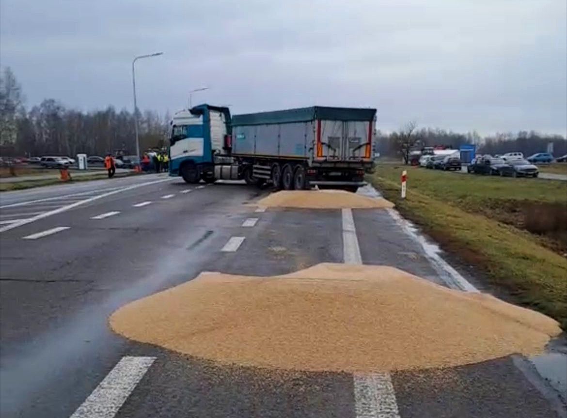 Dorohusk. Rozsypane zboże z ukraińskich ciężarówek