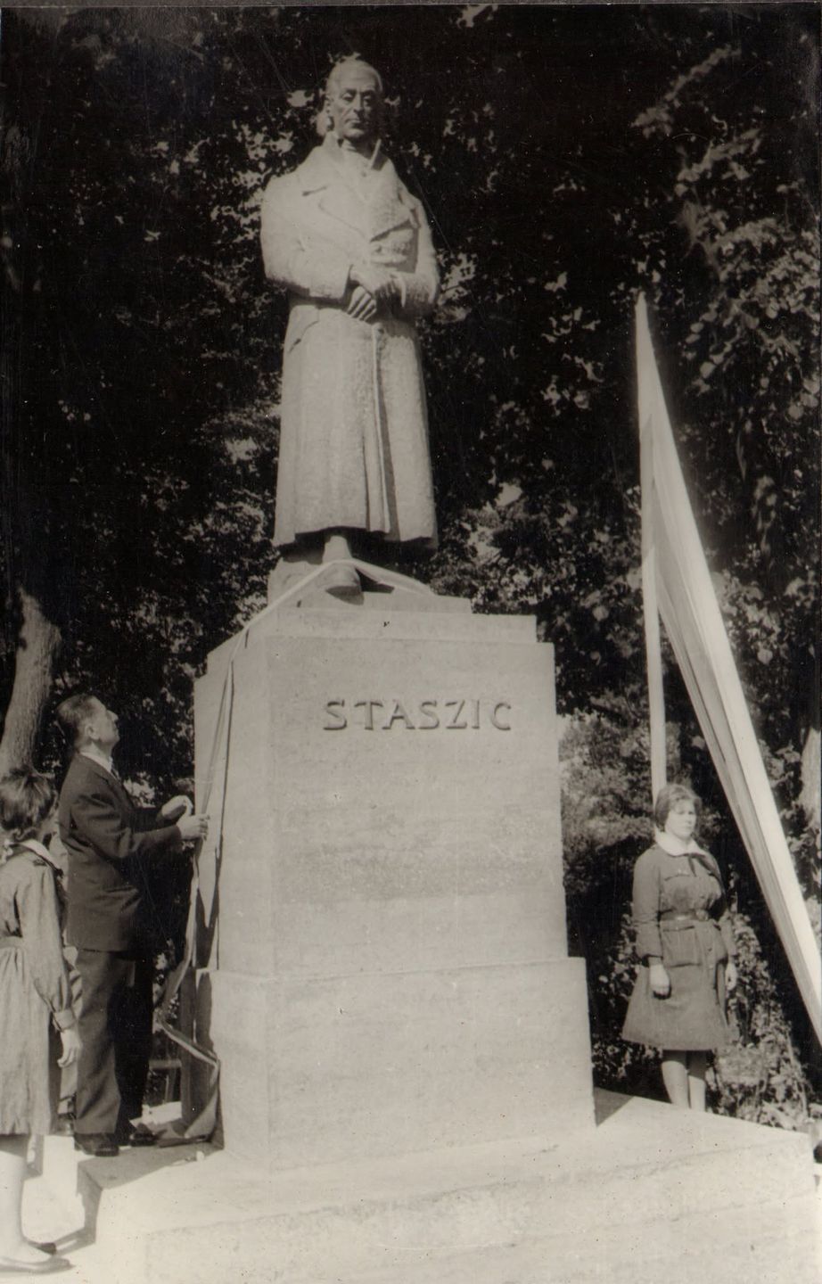 Odsłonięcie pomnika Stanisława Staszica w Pile. 