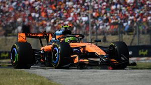 Mistrz świata powrócił do wygrywania w F1. Strategiczny koszmar Ferrari