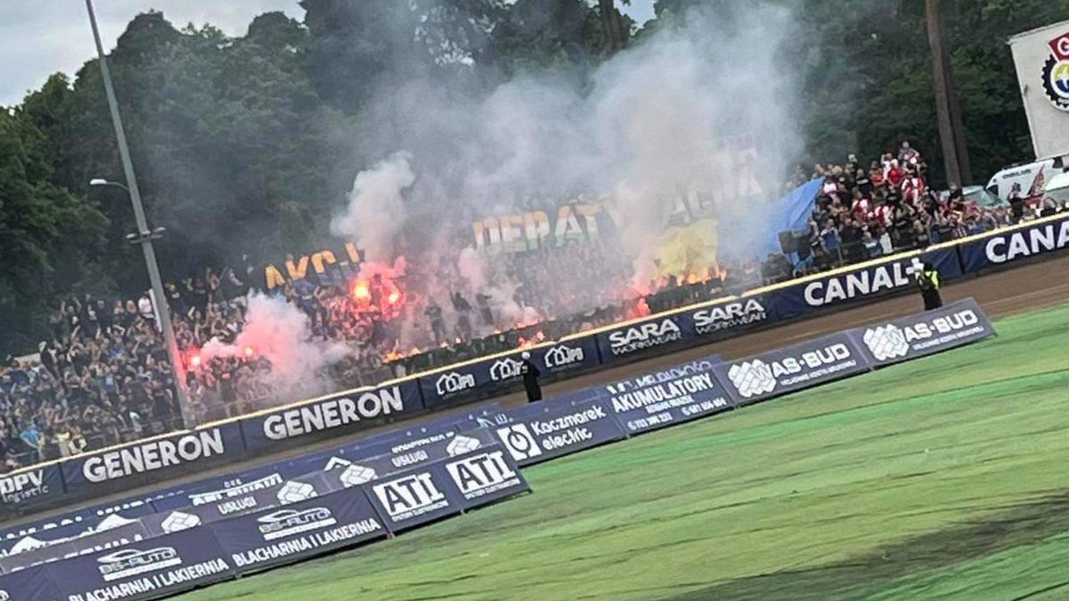 Materiały prasowe / Na zdjęciu: kibice GKM-u palą ciuchy Falubazu