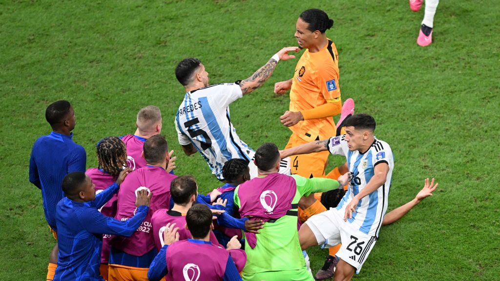 Zdjęcie okładkowe artykułu: Getty Images / Evrim Aydin/Anadolu Agency / Na zdjęciu: Konflikt między piłkarzami Argentyny i Holandii z ćwierćfinału MŚ w Katarze