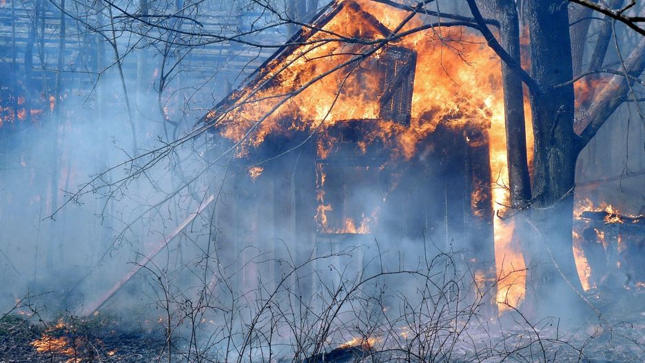 Biskupice. W pożarze niezamieszkałego domu zginęła jedna osoba (zdjęcie ilustracyjne)