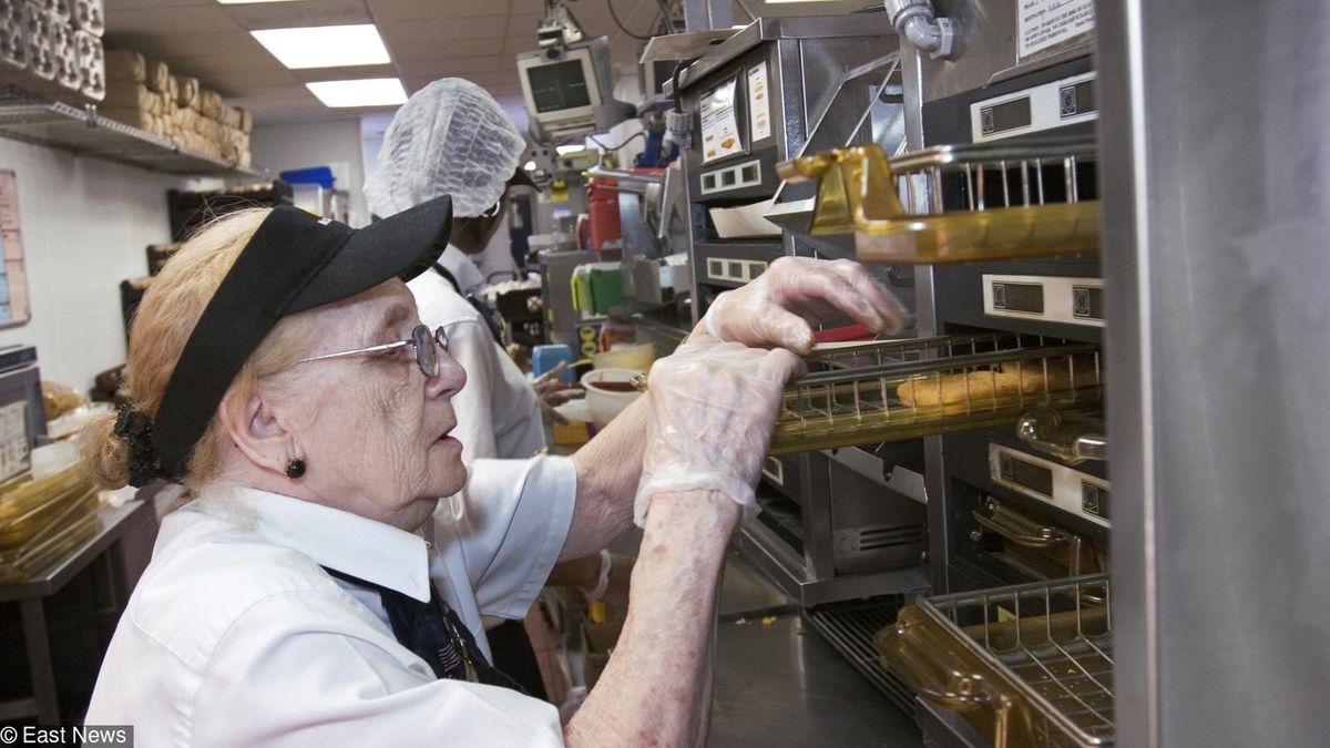 Senior w kuchnii w fast-foodzie to coraz powszechniejszy widok.