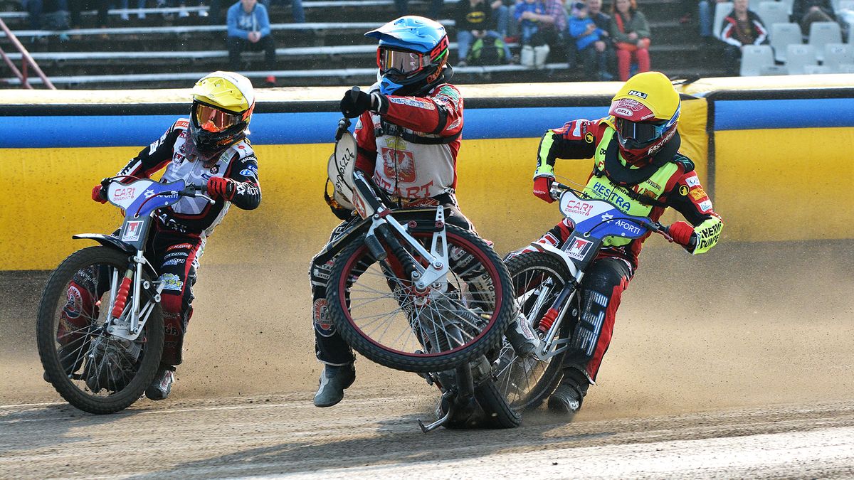 WP SportoweFakty / Sonia Kaps / Na zdjęciu: Wypadek Damiana Adamczaka (kask niebieski) i Olivera Berntzona (żółty)