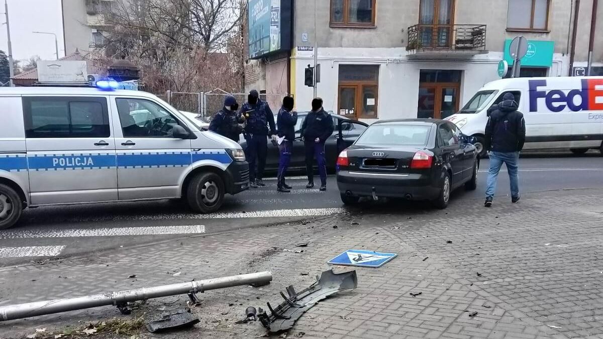 Kierowca audi skasował sygnalizator na ul. Nadbystrzyckiej