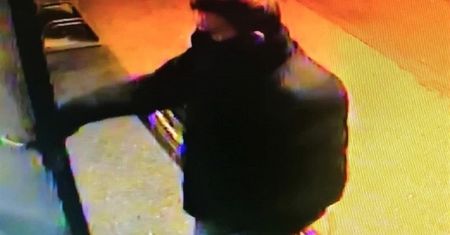 Wrocław. Policja szuka tego mężczyzny. Napada na kobiety z kijem bejsbolowym