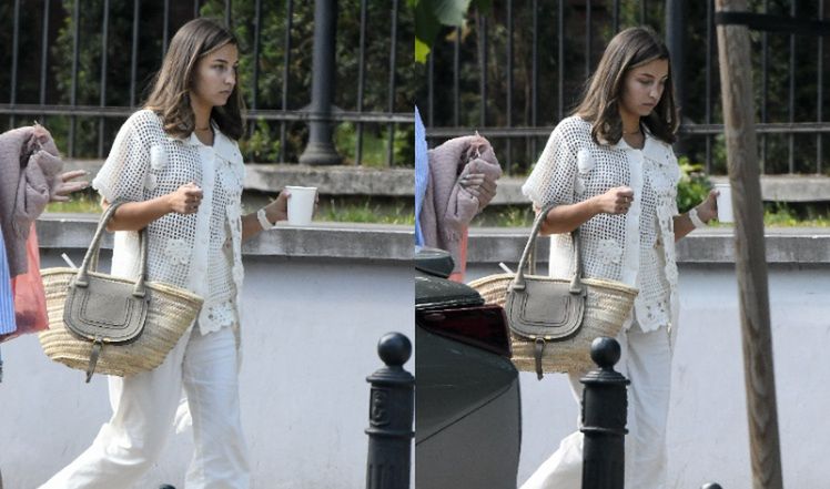 Julia Wieniawa relaksuje się w parku