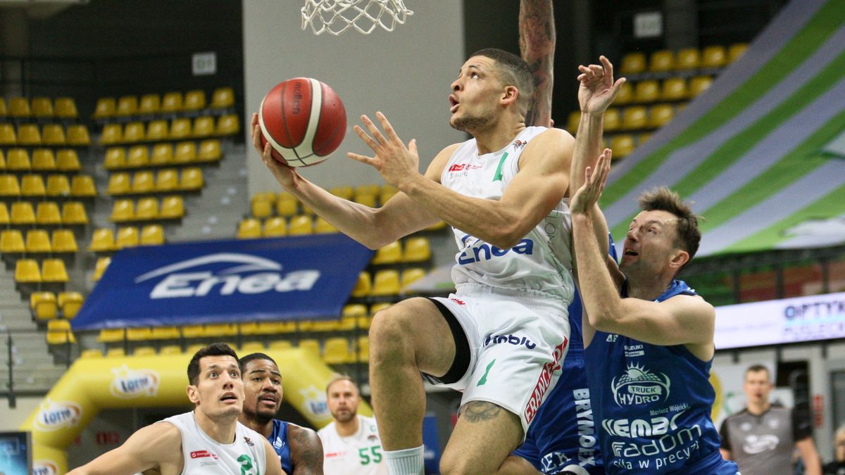 PAP / Lech Muszyński / Na zdjęciu: Iffe Lundberg (z piłką) i Jakub Zalewski