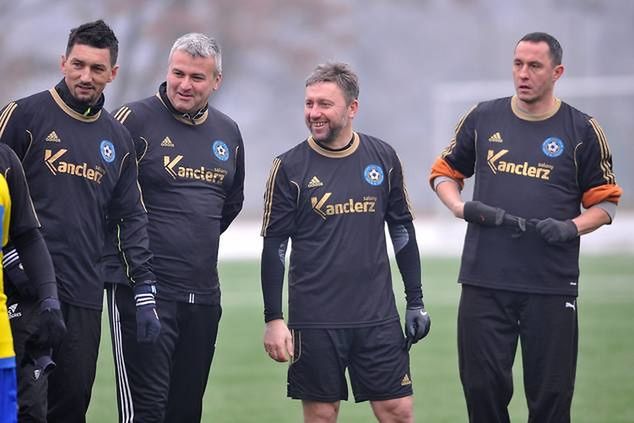 Piłkarze Reprezentacji Śląska Oldbojów przed meczem na rzecz WOŚP. Od lewej: Dariusz Dudek, Jordan Maciejowski, Jerzy Brzęczek i Mariusz Śrutwa. Fot. Rafał Rusek/Press Focus
