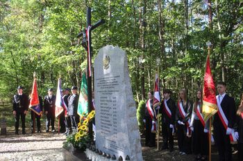 Kalisko: W powiecie bełchatowskim mieszkańcy uczcili pamięć 12 cywilów zamordowanych we wrześniu 1939 roku przez niemieckich żołnierzy