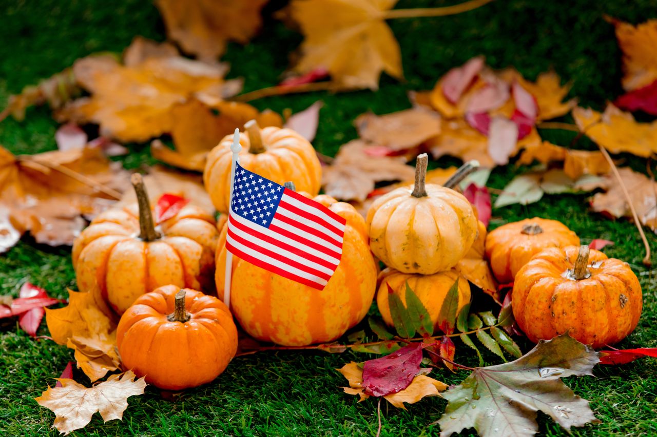 Symbole narodowe mieszają się z ozdobami jesiennymi i halloweenowymi