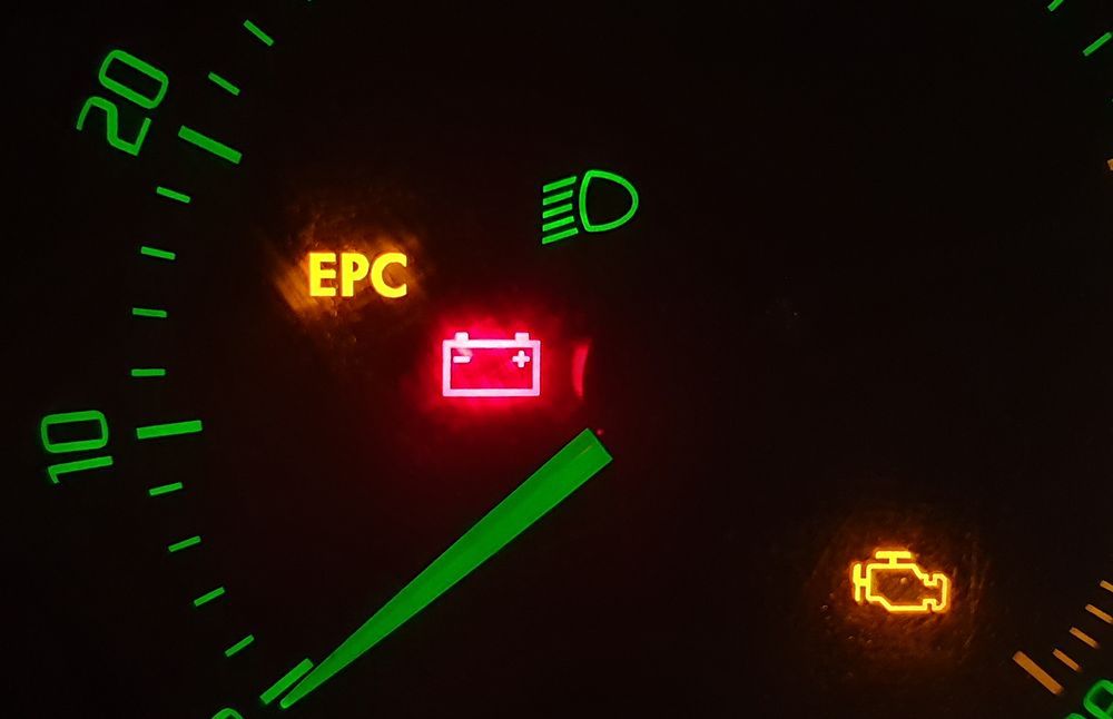 Jak widać na zdjęciu, kontrolka EPC nie eliminuje kontrolki silnika, a jedynie ją uzupełnia.