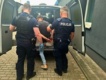 Podlaskie. Poszukiwany 29-latek wezwał policję na interwencję domową. Z mieszkania wyjechał w kajdankach