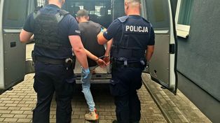 Podlaskie. Poszukiwany 29-latek wezwał policję na interwencję domową. Z mieszkania wyjechał w kajdankach
