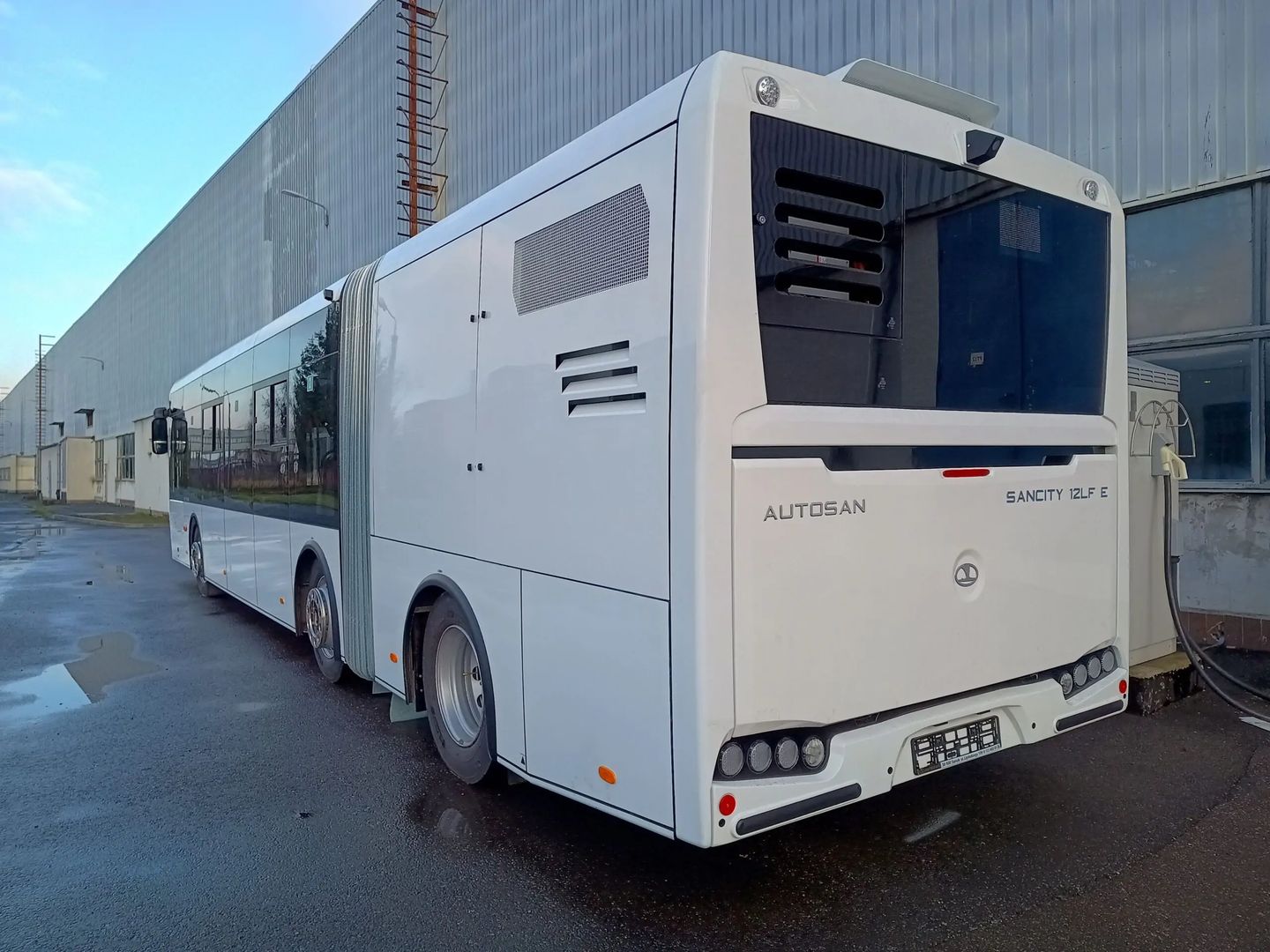 Autoelektrosan - silnik i bateria w specjalnie wydzielonej strefie