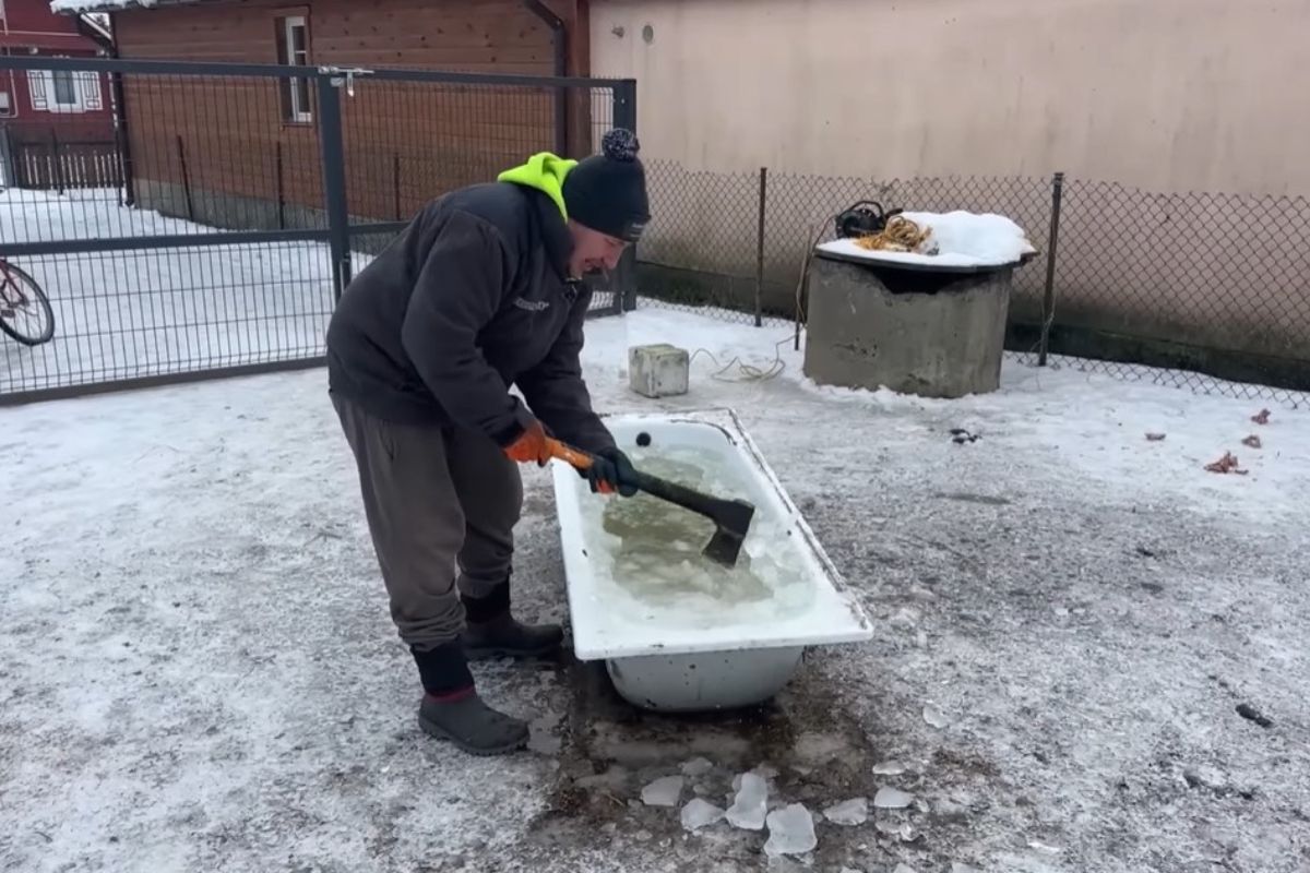 Andrzej z Plutycz złapał za siekierę. W sieci fala gorzkich słów